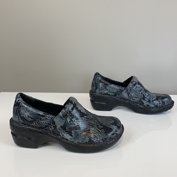 BOC Gray And Black Snake Print Clogs Size 7 - Picture 2 of 15